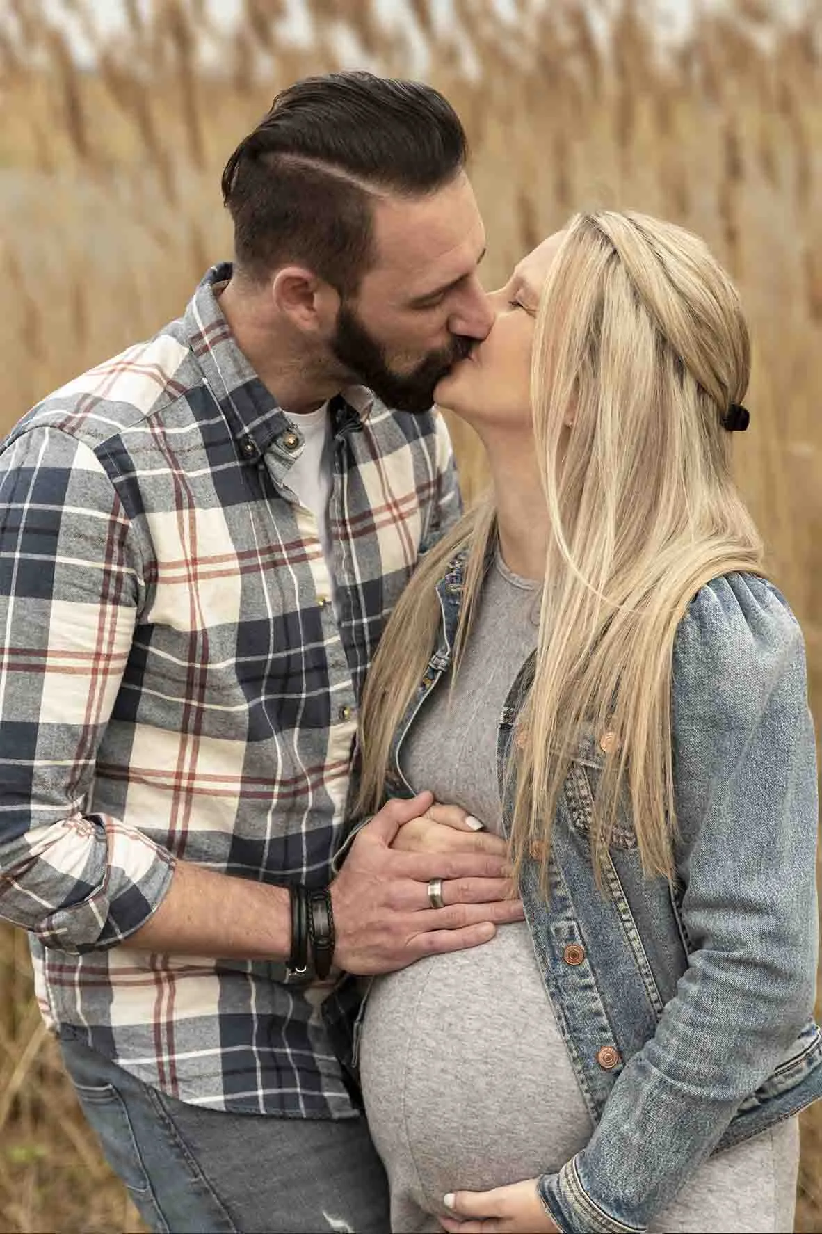 Maternity photo session with couple kissing