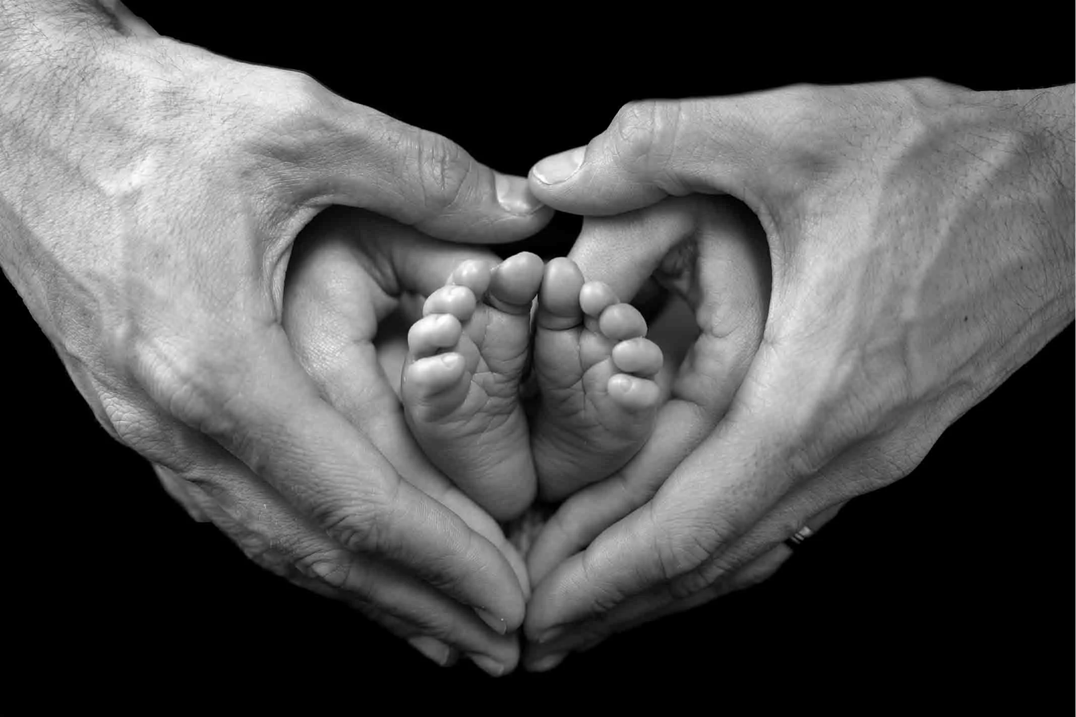 Mobile Newborn baby photographer in Milton Keynes hands