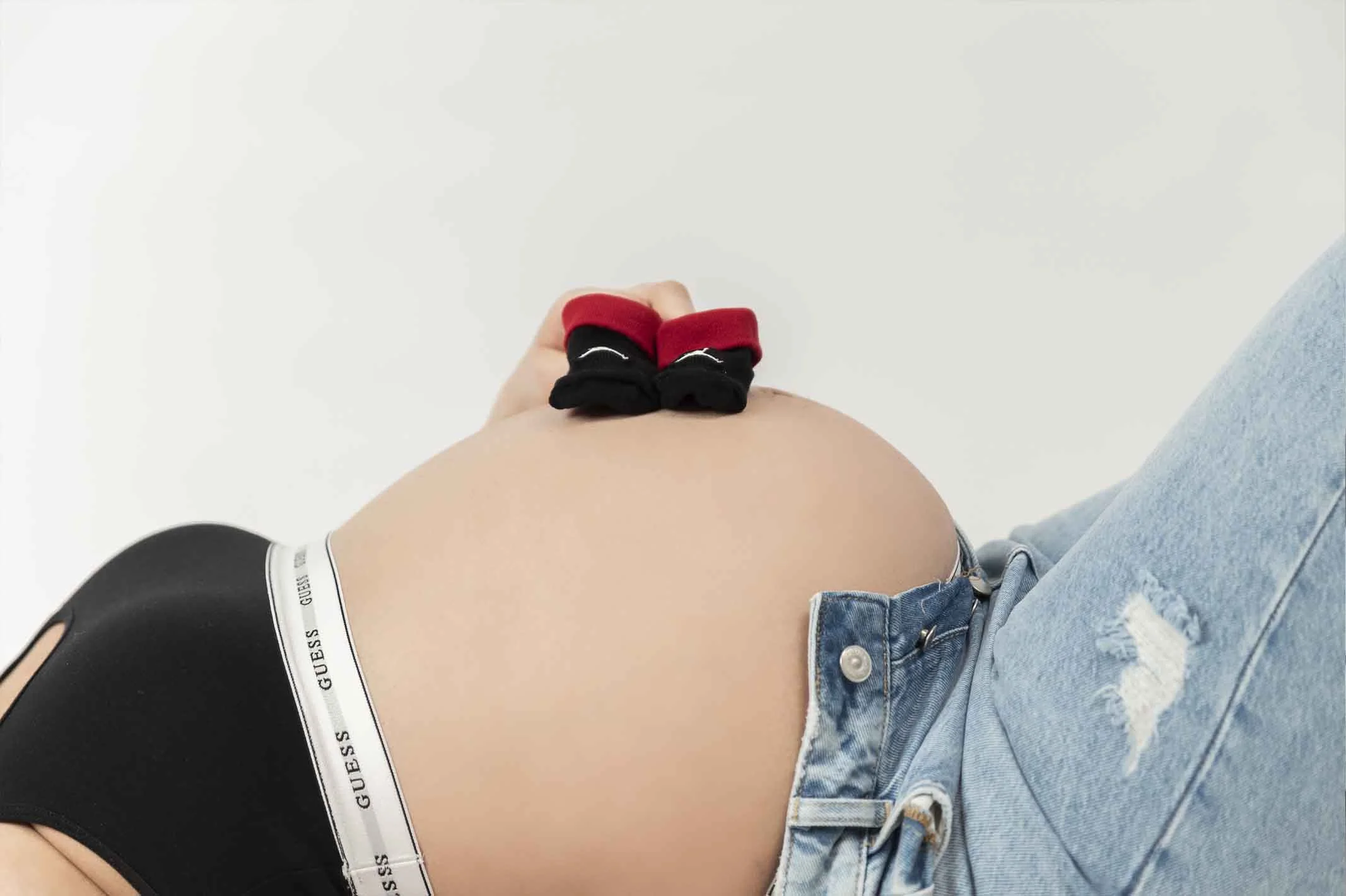 baby bumb in maternity photoshoot