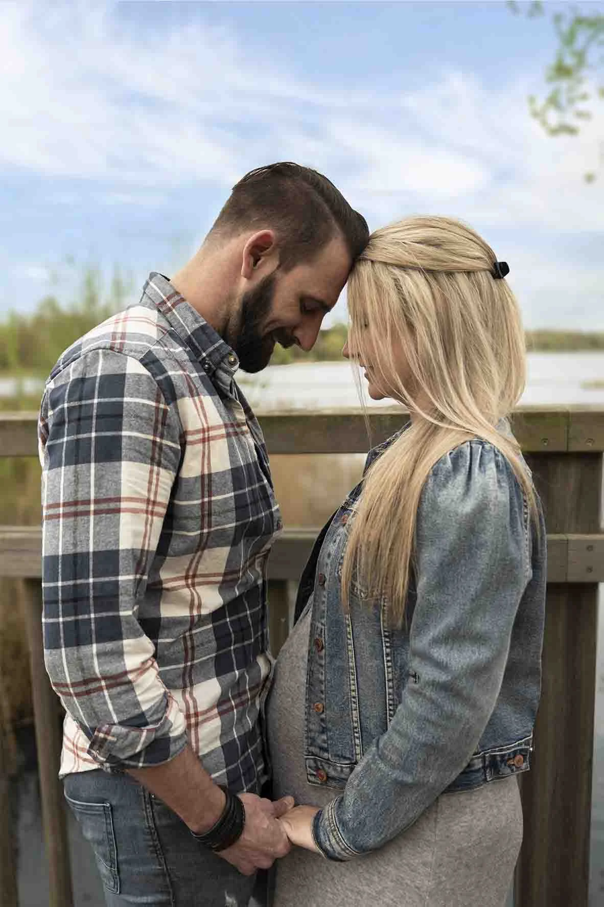 lovley couple posing for maternity photoshoot