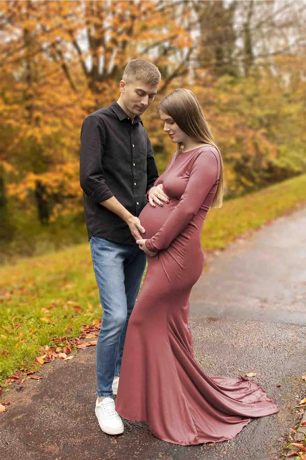 outdoor maternity photoshoot with couple